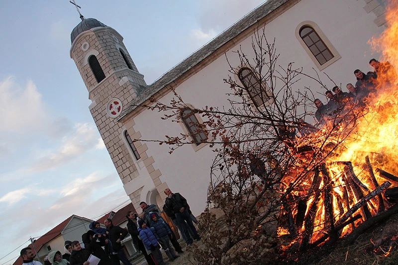 Paljenjem badnjaka vjernici u Blagaju dočekali Božić