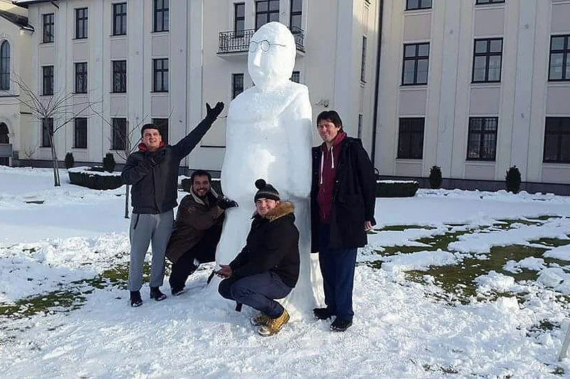 Fratar umjesto snjegovića