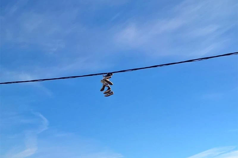 Patike na nebu: Čudna duvanjska instalacija