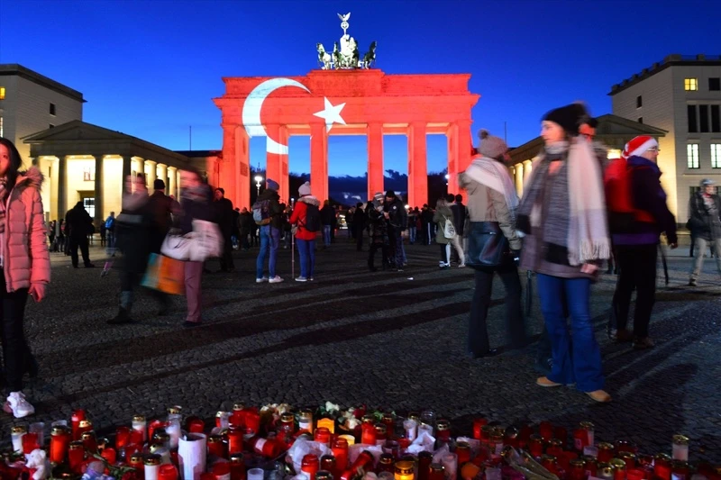 Brandenburška vrata u bojama Turske