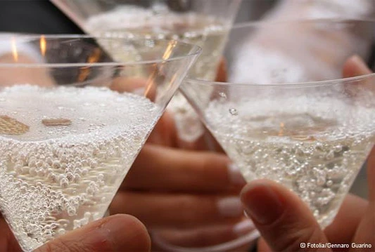 Kalifornija od danas dopušta alkohol u frizerskim salonima