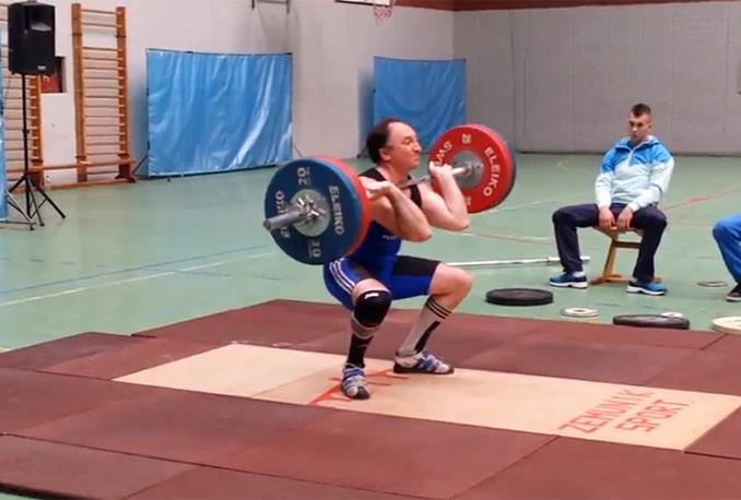 Svećenik, prvak, prodaje medalje da spasi dvoje djece