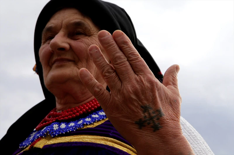 Tradicija tetoviranih križeva izumire s posljednjim katolkinjama koje ih nose