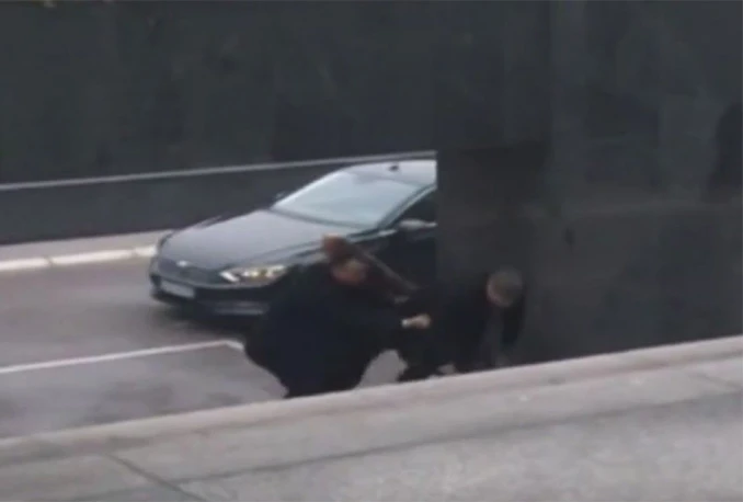 VIDEO | Zvizdić pao na stepenicama prilikom dolaska na posao