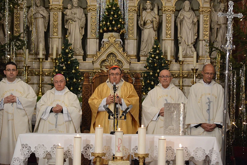 Kardinal Puljić u Sarajevskoj katedrali predslavio misu Polnoćku