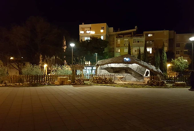 Mostar: Žive jaslice na platou ispred crkve Svetog Petra i Pavla