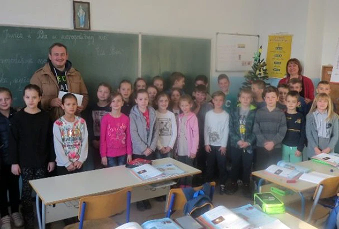 Učenici primjer humanosti: Uključili se u izgradnju kuće