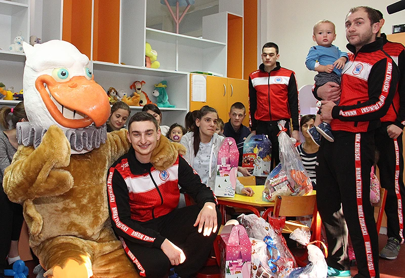 Rukometaši ’Zrinjskog’ razveselili darovima male pacijente Pedijatrije