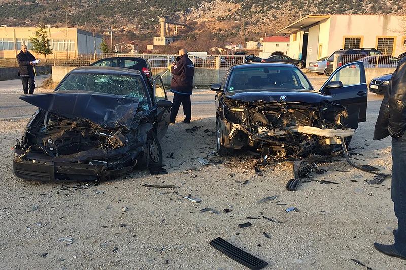 Mostar: Težak sudar BMW-a i Škode u naselju Raštani