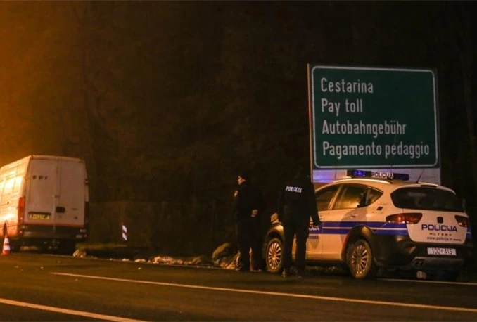 Hrvatska: 42 izbjeglice pronađene u kombiju završile u bolnicama