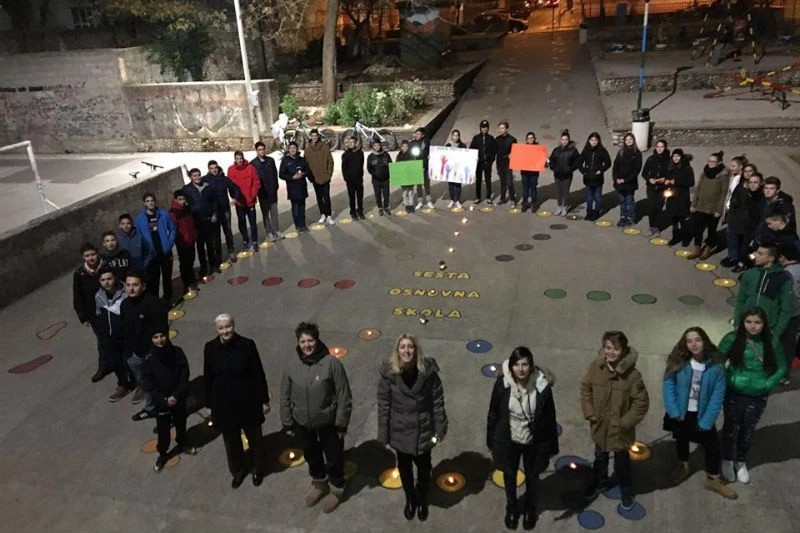 Učenici u Mostaru pale svijeće u mraku: 'Poštujte naša prava'