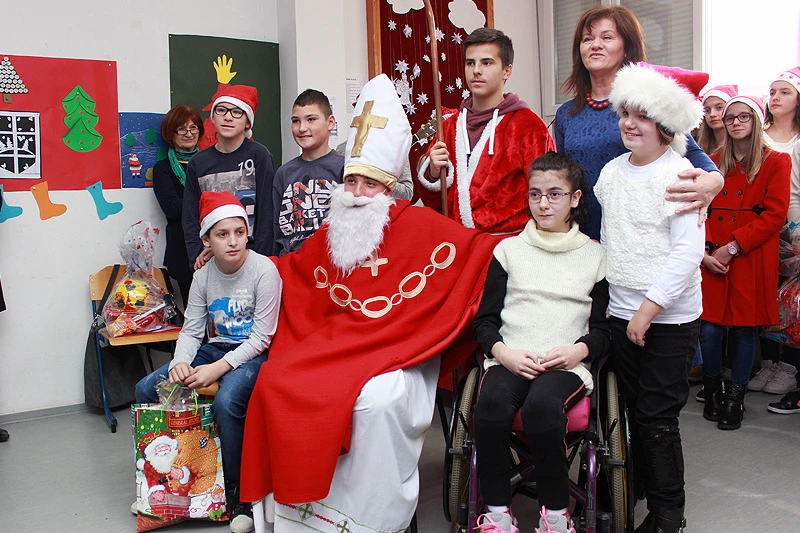Sveti Nikola razveselio učenike specijalnog odjeljenja Prve osnovne škole