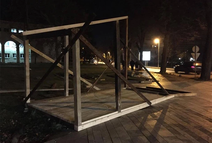 Mostar: Počelo postavljanje božićnih jaslica