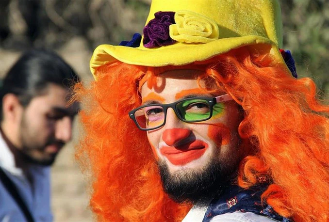 Stradao čovjek koji je vratio osmijeh djeci u Alepu