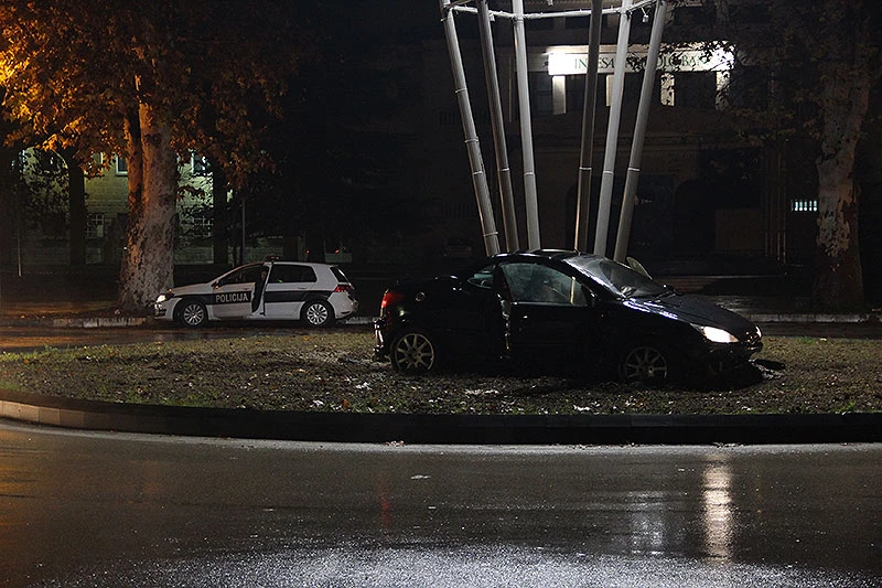 Mostar: Peugeotom uletjela u zemljani dio kružnog toka na Rondou