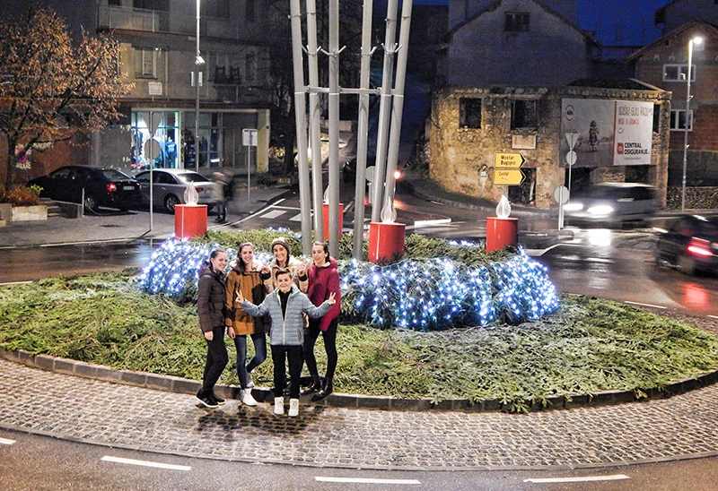Veliki adventski vijenac postavljen na kružnom toku