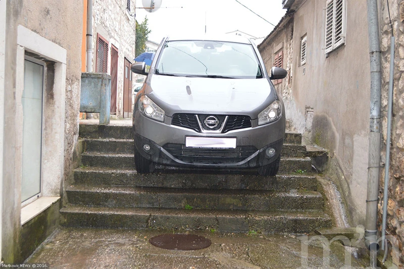 Pratio navigaciju pa završio na gradskim stepenicama