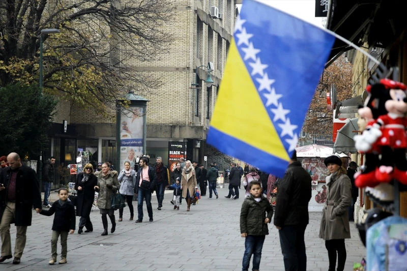 Sasvim običan dan u Sarajevu: Trgovine otvorene, zastava jedini dokaz da se slavi Dan državnosti