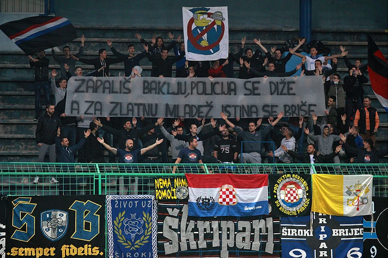 Potpora u Širokom: ''Zapališ baklju policija se diže, a za zlatnu mladež istina se briše''