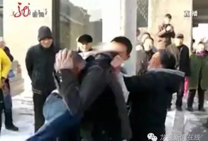 VIDEO | Pretukao roditelje jer su mu kupili premali stan