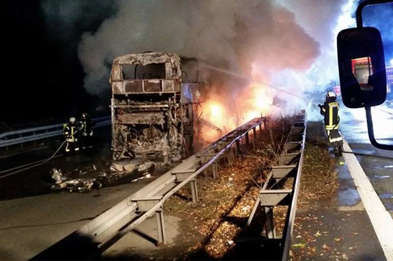 Autobus Bayernovih fanova potpuno izgorio na autocesti