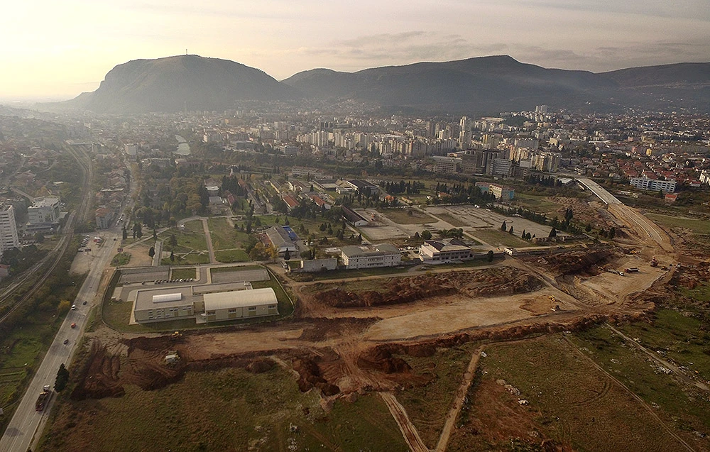 Pogledajte iz zraka gradilište nove ceste od mosta Avenija - Sutina do Ulice maršala Tita