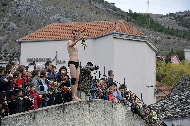 Bačeno cvijeće u Neretvu: Prije 23 godine srušen je Stari most