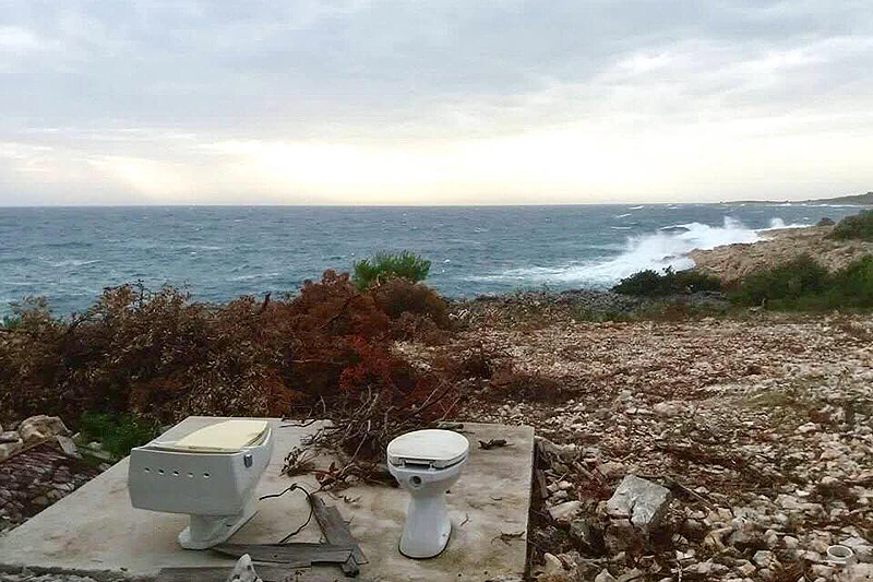 Koja idila: Otvoreni wc s pogledom na Jadran