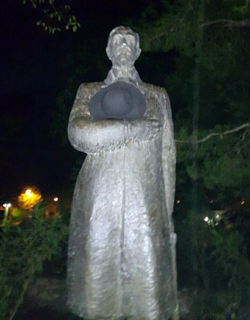 Crni šeširi preplavili Mostar