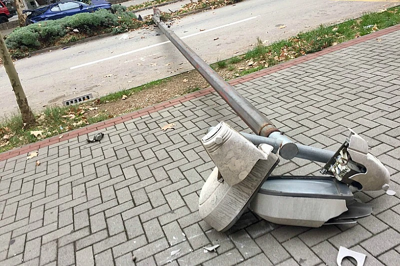 Mostar: Automobilom oborio stup ulične rasvjete