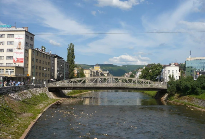 Arapi u Sarajevu napali djevojku i poderali joj odjeću