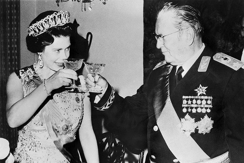 Nekad mehaničarka, a danas kraljica: Sve što niste znali o kraljici Elizabeti