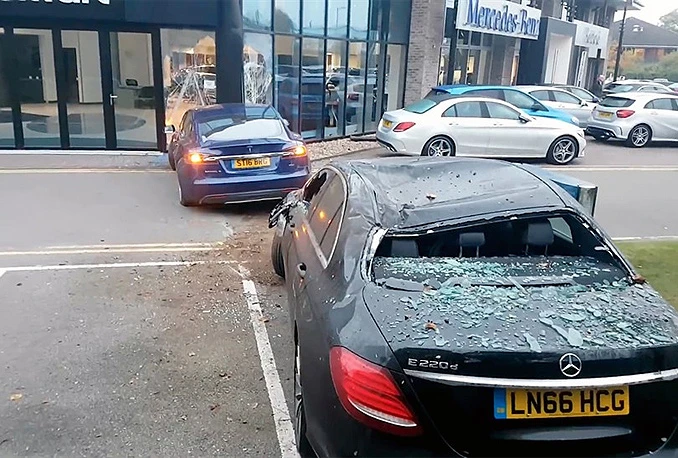 Pijan Teslom sletio na E-klasu i zabio se u salon Mercedesa