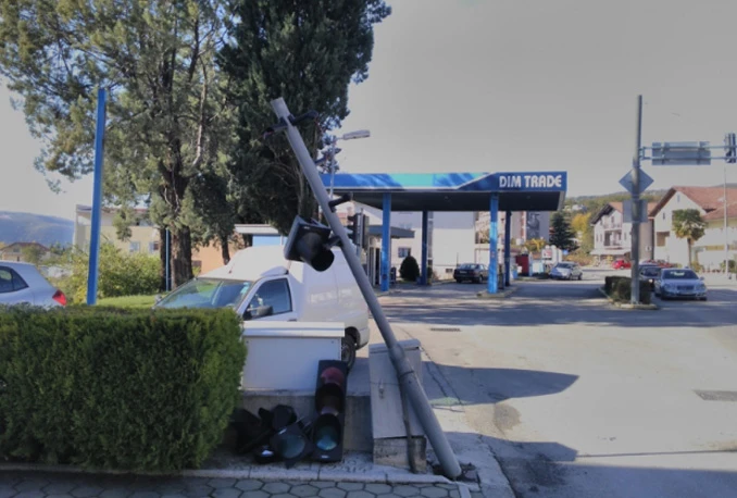 Grude: Automobilom ''pokosio'' semafor i uzrokovao ogromnu štetu