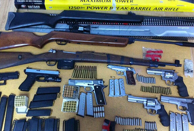 Policija kod 19-godišnjaka pronašla arsenal oružja 