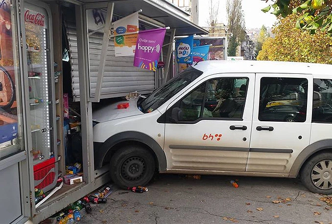 Nakon udesa Caddy udario u trafiku, ozlijeđena radnica