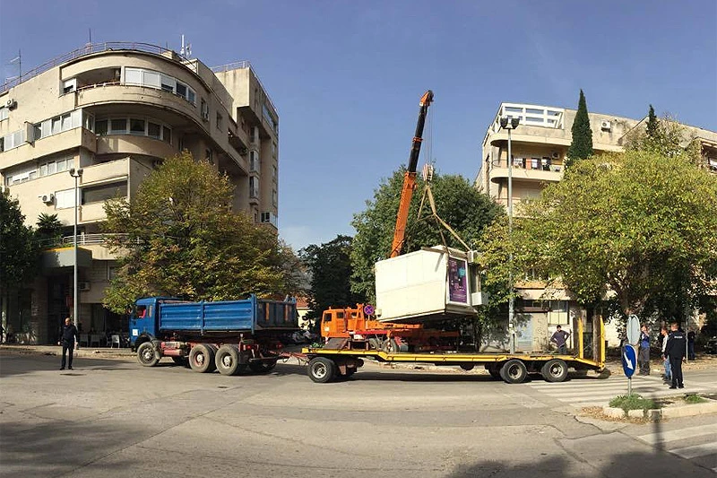 Višesatna borba s kioskom u Mostaru: Prvo mala dizalica, pa onda 'sudar' sa stablom