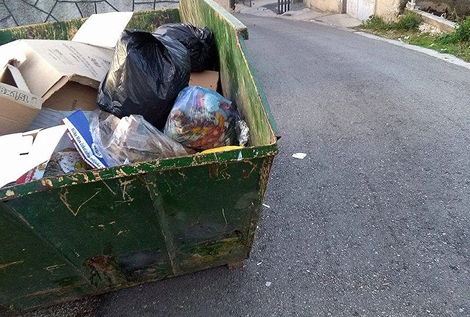 Mostar: Kontejner nasred puta