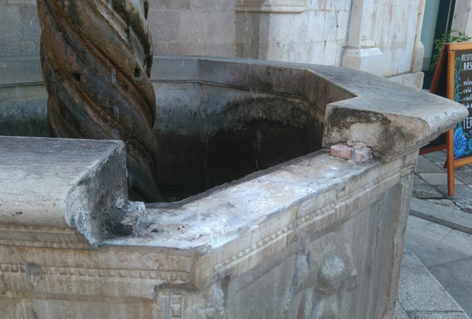 Turist odlomio dio Onofrijeve česme u Dubrovniku