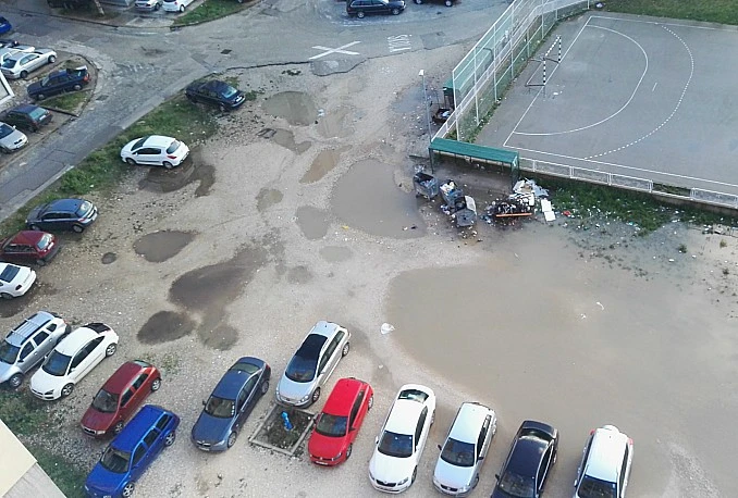 Katastrofa u centru Mostara: Uništavanje automobila i bare pune smeća
