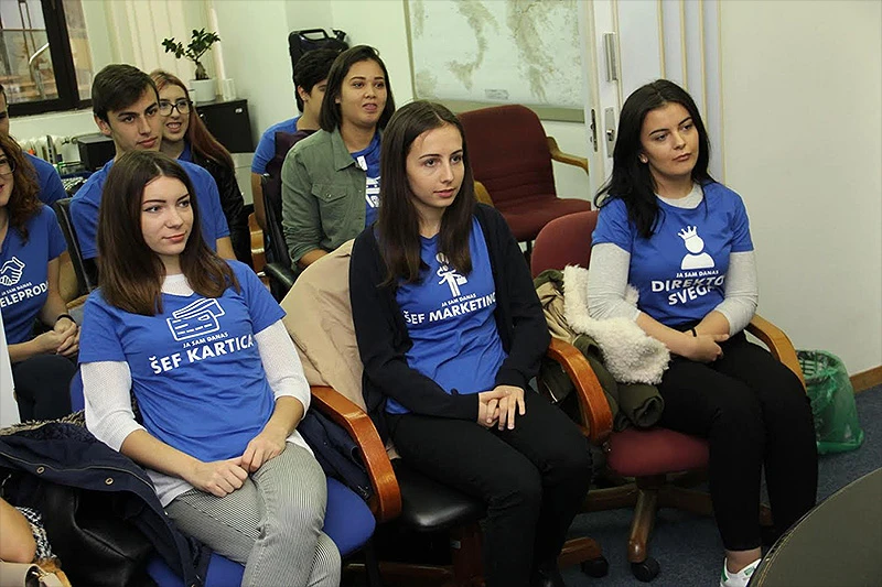 ''Socijalni dan“ u Holdini - srednjoškolci na radnim zadacima