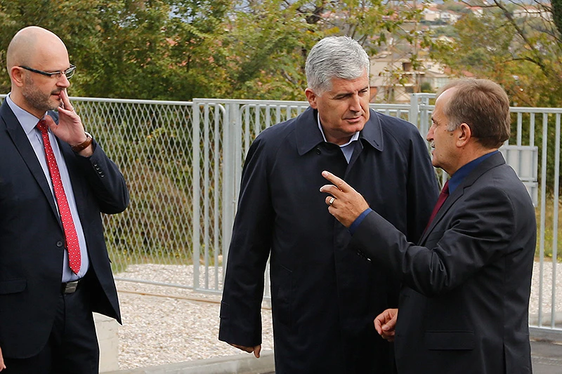 Ne funkcionira ni državna ni federalna vlast