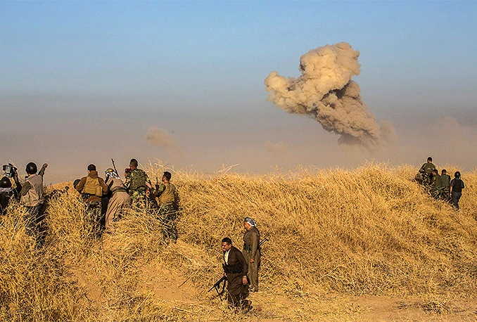 Kaos u Mosulu: ISIL pali naftne bušotine, Koalicija bombardira, a narod masovno bježi