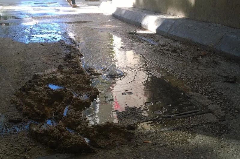 Mostar: Smrad i kanalizacijski gejzir u Radićevoj