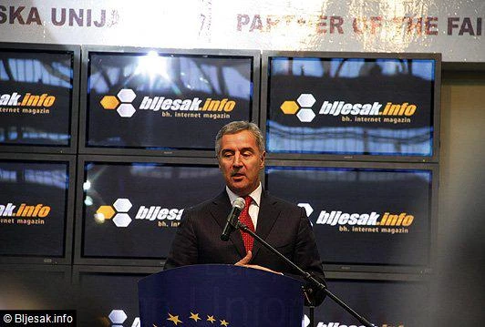 Đukanović ostaje na vlasti