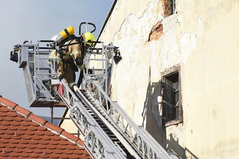 Muškarac ubio ženu, pa raznio pola zgrade