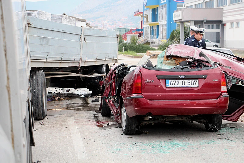 Mostar: Ozlijeđeni vozač u životnoj opasnosti, hitno potrebna krv