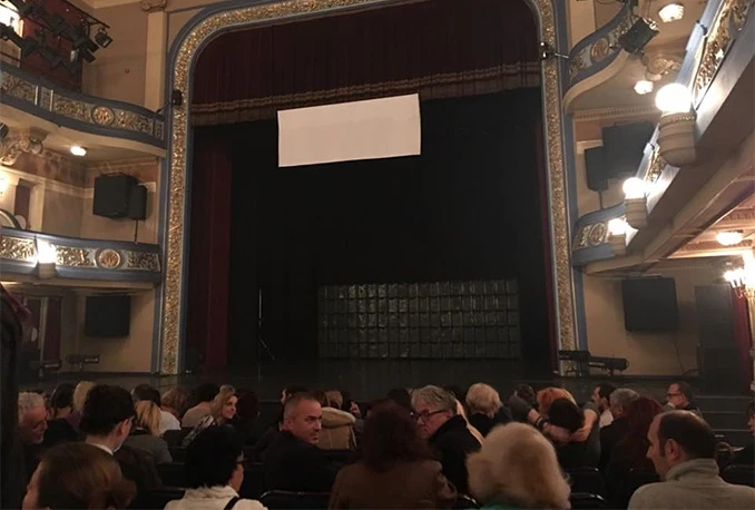 Građani ušli u Narodno pozorište ''na svoju odgovornost''