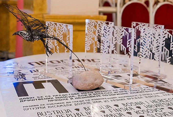 Zlatni lovorov vijenac za doprinos umjetnosti kazališta dodijeljena P.Theatersu