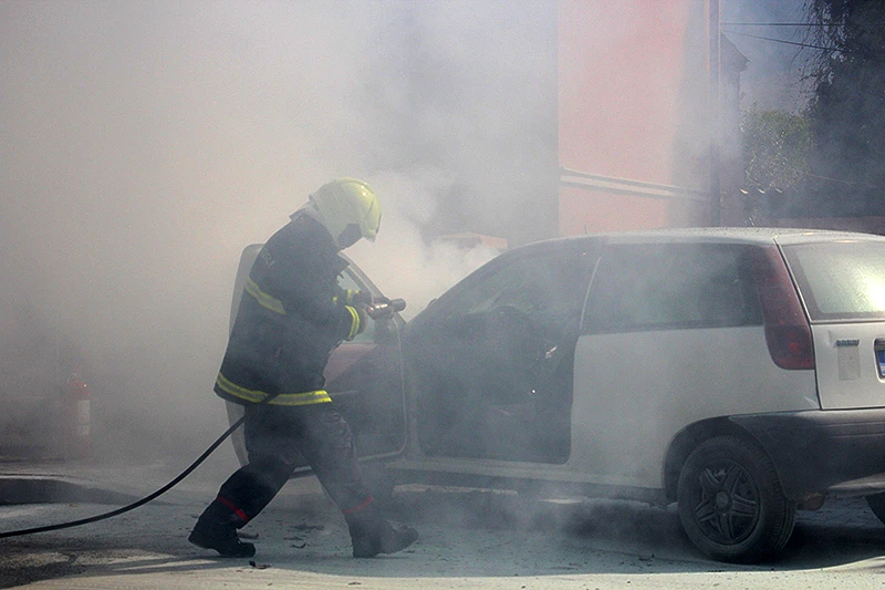 Planuo Fiat Punto u središtu Mostara 